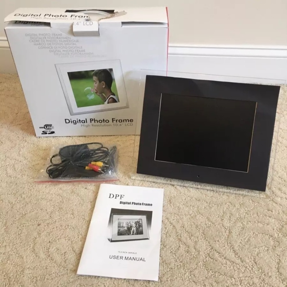 NWT Open Box BROOKSTONE Digital Picture Frame